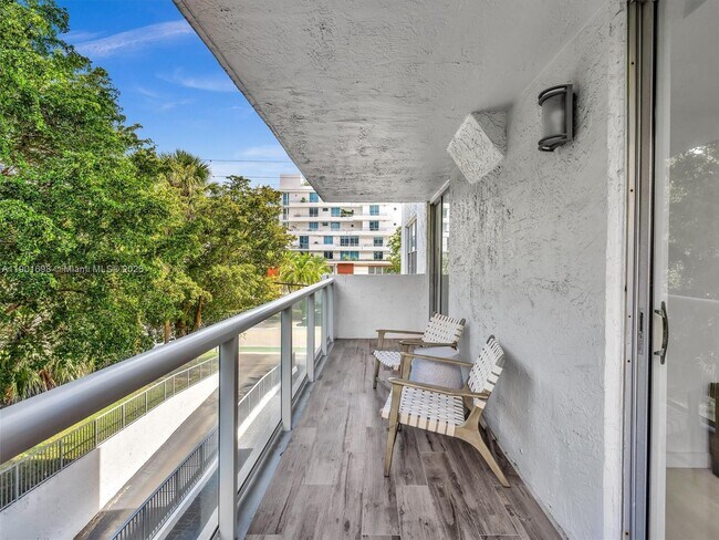 Building Photo - 10000 W Bay Harbor Dr