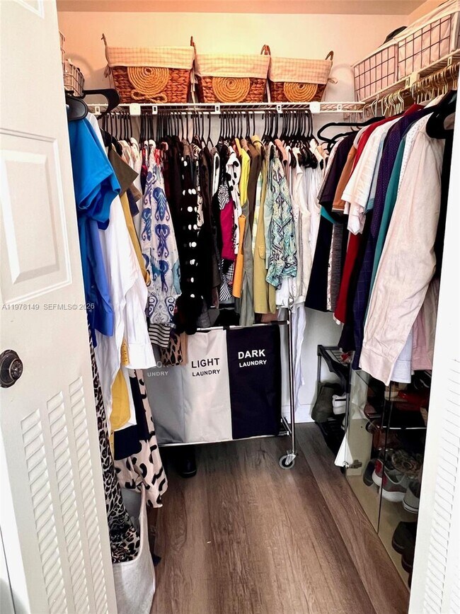 Building Photo - 2811 Somerset Dr