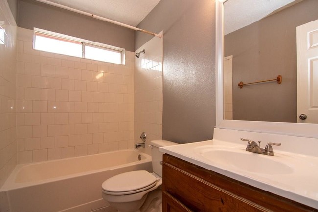Building Photo - 12110 Swan Creek Dr