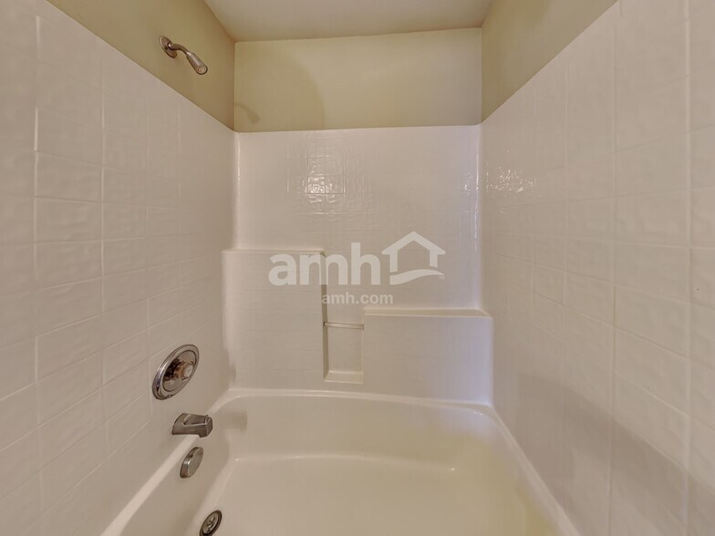 Building Photo - 2 Hidden Meadow Ct