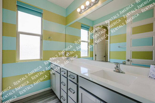 Building Photo - 3090 S Jasmine Dr
