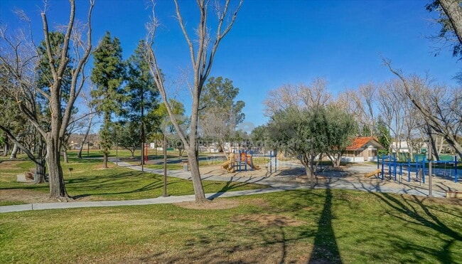 Building Photo - 23922 Avenida Entrana