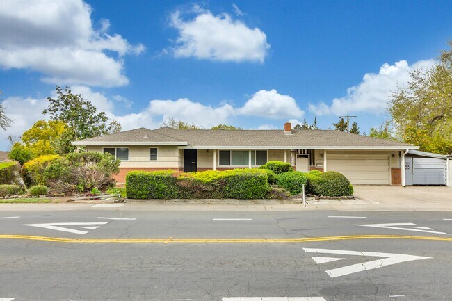 Building Photo - 1020 Seamas Ave