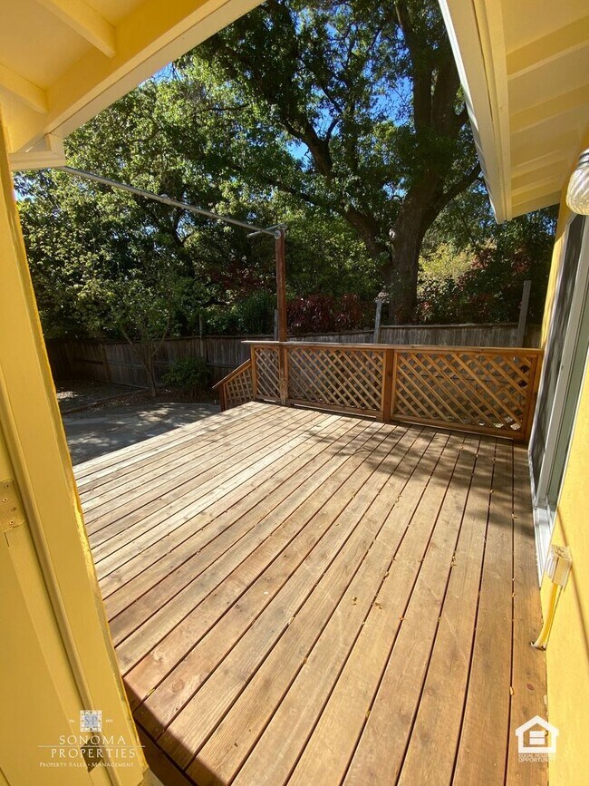 Building Photo - Bright & Cheery 2 Bedroom Home