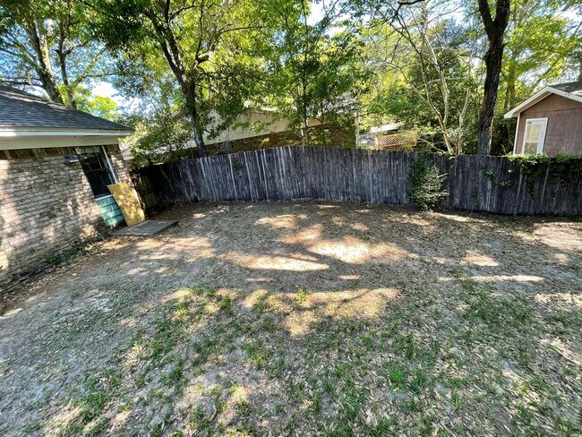 Building Photo - 4615 Gladstone Dr