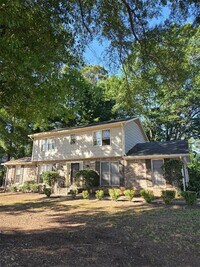 Building Photo - 2206 Country Club Dr SE