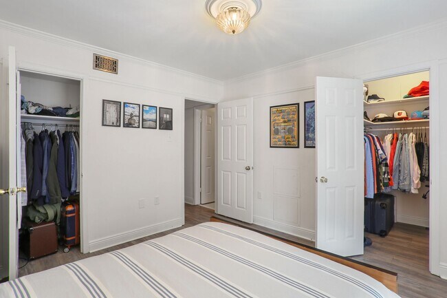 Building Photo - Gated Condo steps from Maple Street & St C...