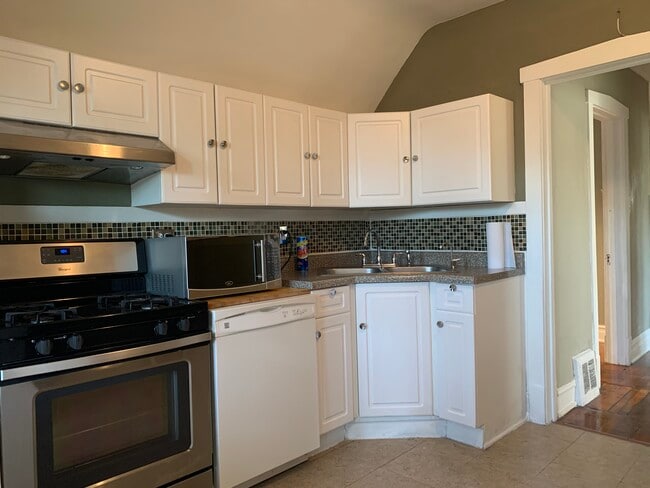 Building Photo - 4704 W Waveland Ave