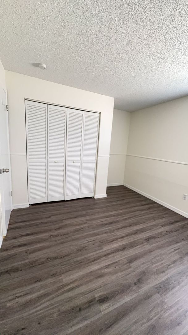 Building Photo - Spacious 3 bedroom, 2 bath, large screened...