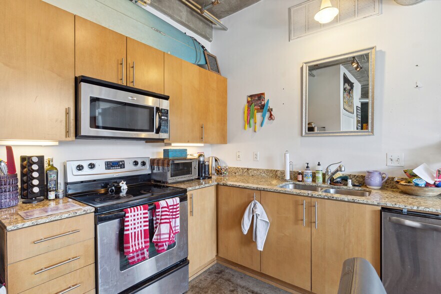 Building Photo - 1001 Belleview St