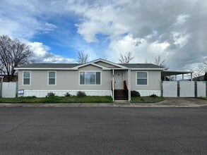 Building Photo - Beautiful 3 Bedroom 2 Bath Home Available Now
