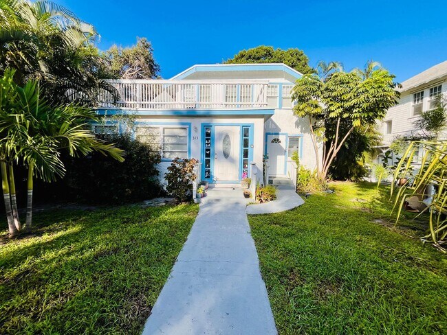 Building Photo - 313 S Lakeside Dr
