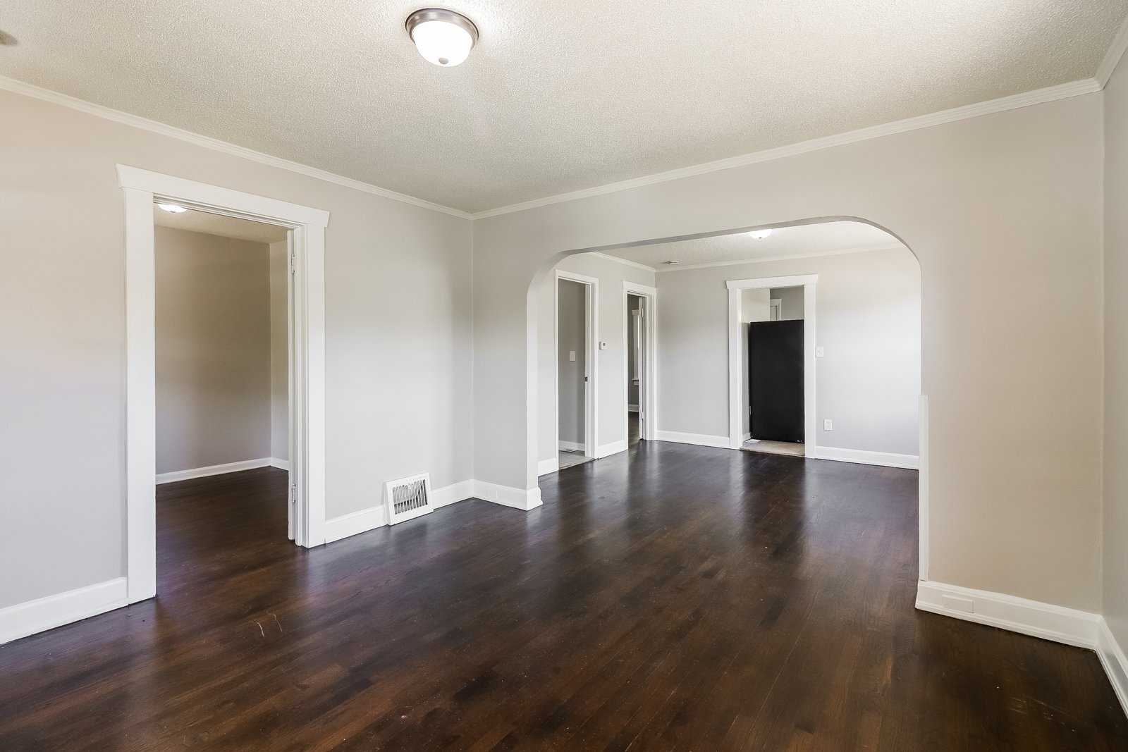 Building Photo - 1022 E 83rd Terrace