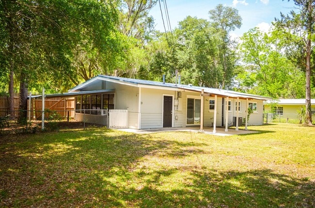 Building Photo - Hazel Heights 3 bedroom 2 bath concrete bl...