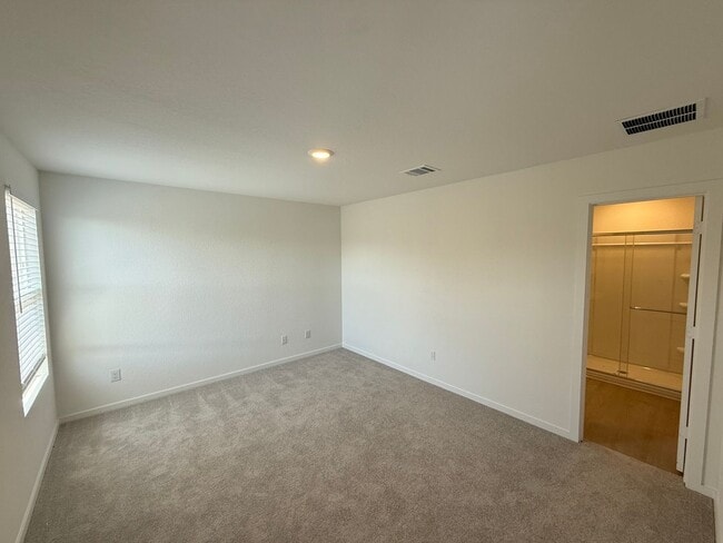 Building Photo - Brand New 4bd/2ba in Prime Location