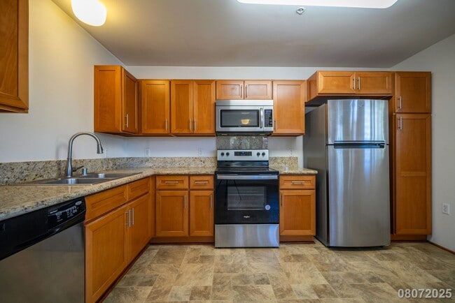 Building Photo - $2200 / 1br - 500ft2 - 1br/1ba/2pkg Townho...