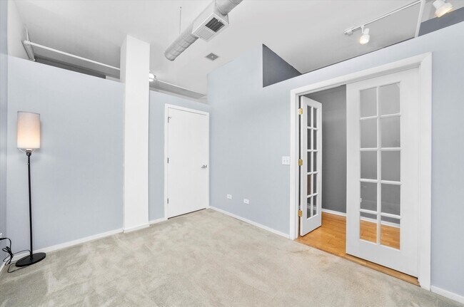 Building Photo - 2323 W Pershing Rd