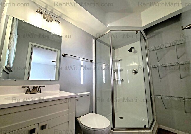 Building Photo - 780 Russell Rd