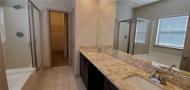 Building Photo - 2112 Summertree Dr