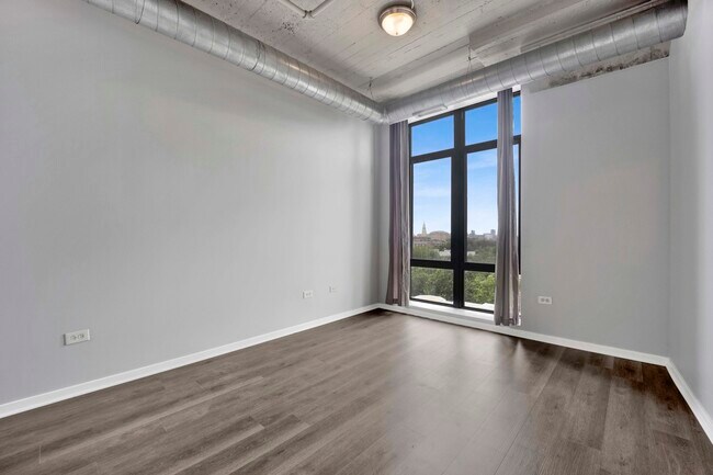 Building Photo - 1525 S SANGAMON St