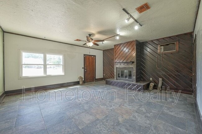 Building Photo - 1805 NE 53rd St