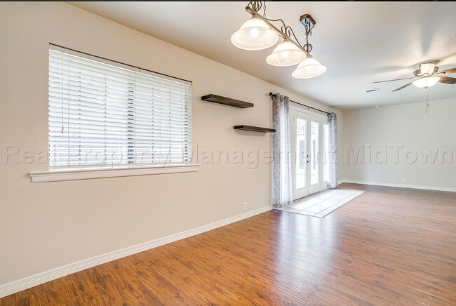 Building Photo - 1813 Thomas Pl