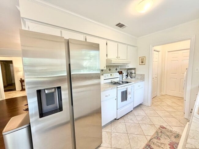Building Photo - 490 Strathy Hall Dr