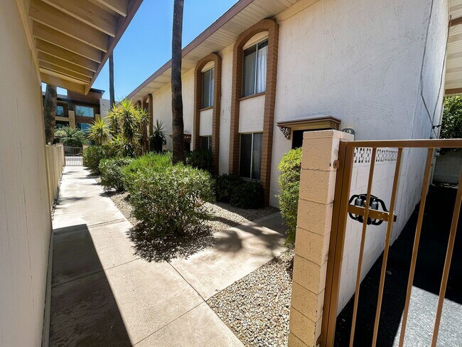 Building Photo - Prime Scottsdale Location! 2 bed 1.5 bath with community pool