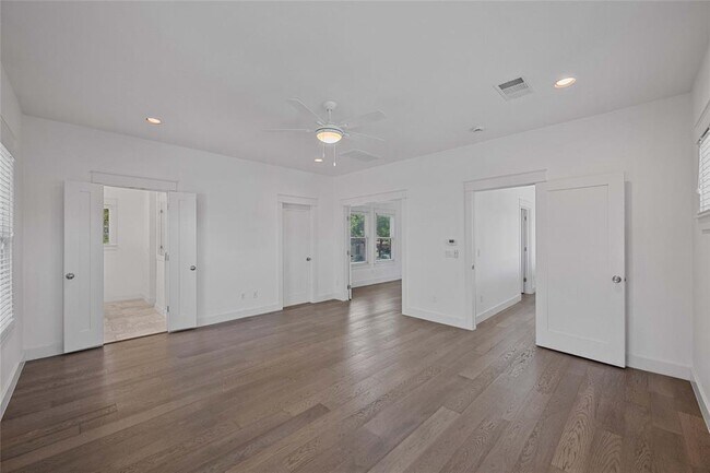 Building Photo - 1403 W 12th St
