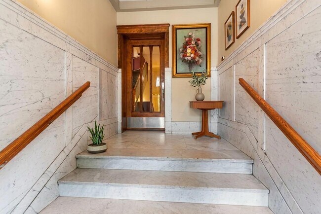 Building Photo - 4721 S Greenwood Ave