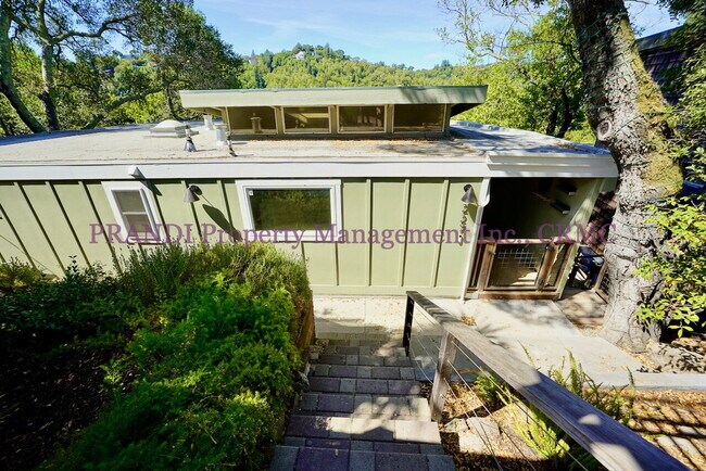 Building Photo - Air Conditioned San Rafael House with Pano...