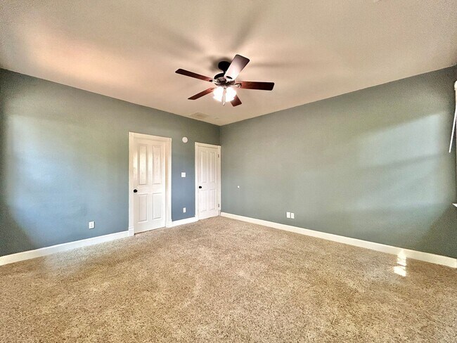 Building Photo - 4 Bed / 2 Bath Spacious One-Level Home with Large Backyard