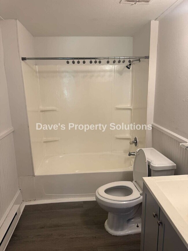 Building Photo - Spacious & Refreshed 1 Bed, 1 Bath Duplex | High Ceilings & Ample Parking!