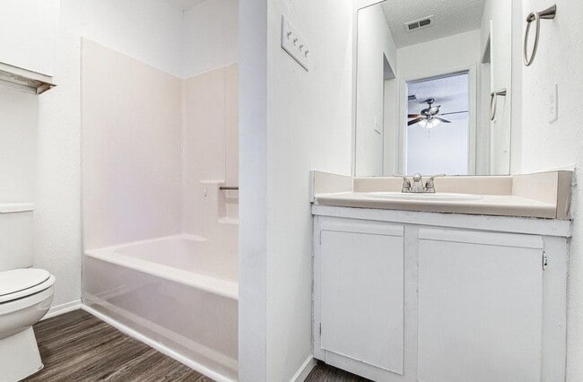 Building Photo - 2900 Jadewood Ct