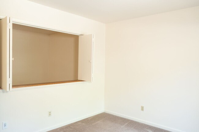 Building Photo - 2 Bedroom Townhouse Available in July