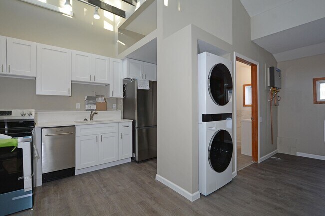 Building Photo - 814 Grand Ave