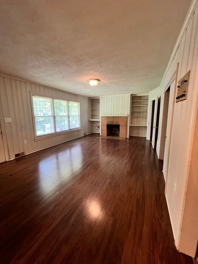 Building Photo - 3BD/ 2BA in Bellview Estates