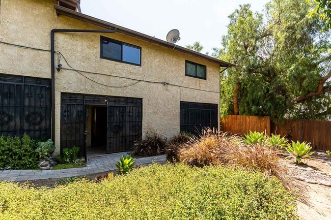 Building Photo - SPRING VALLEY HIDDEN GEM, LIGHT & BRIGHT T...