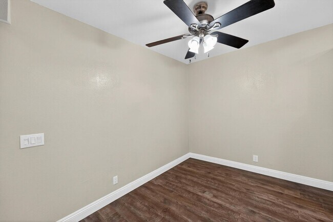 Building Photo - HUNTINGTON BEACH HOME - 1.5 Miles from the Beach