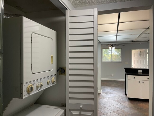 Building Photo - 1850 Fairview Villas Dr