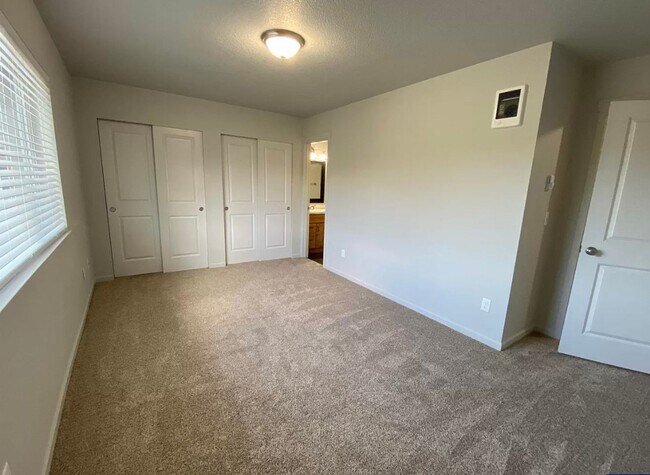 Building Photo - Available now! 3 bedroom ~ 2.5 Bathroom st...