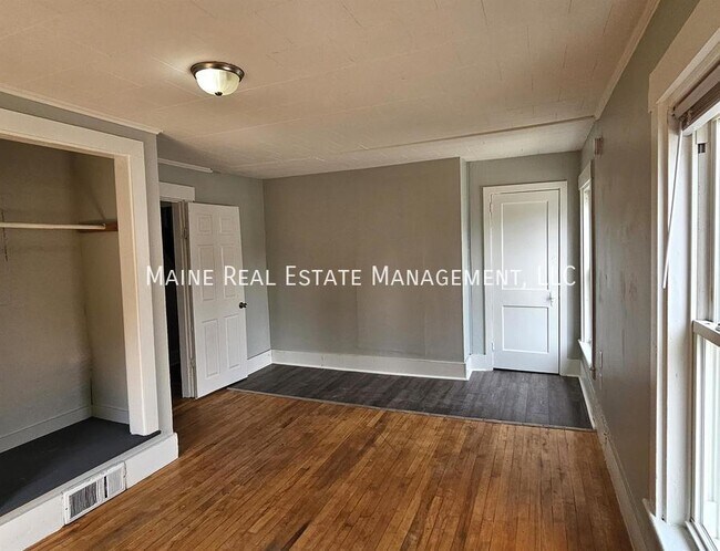 Building Photo - 27 Elm St