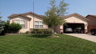 Building Photo - Spacious Open Floor Plan with Stunning Mou...