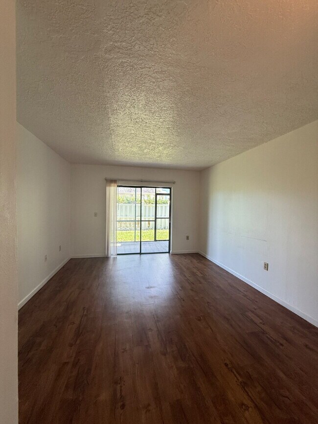 Building Photo - 2 bedroom, 2 bathroom in College Pines!