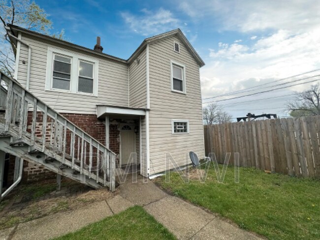 Building Photo - 1037 Moss St