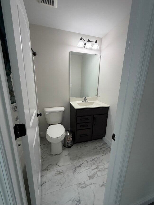 Building Photo - 156 Far Meadow Dr