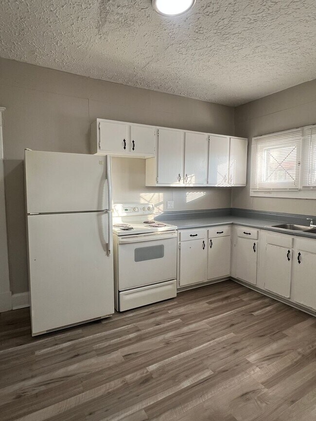 Building Photo - 400 N Grant Ave