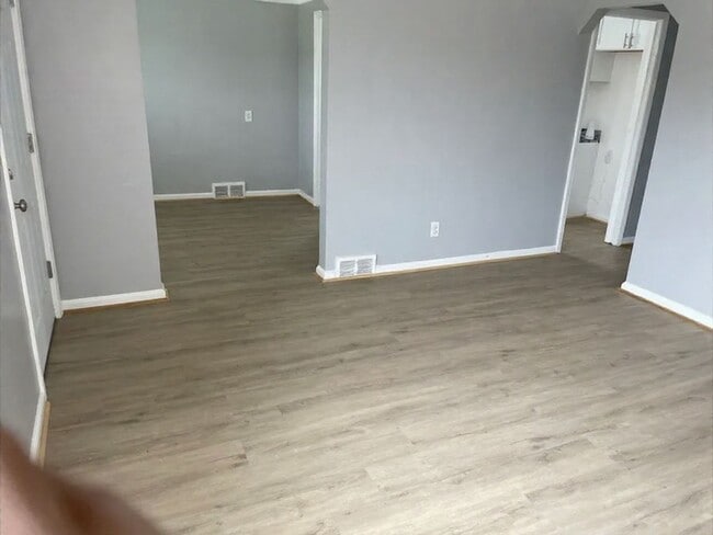 Building Photo - 3 bed 1 bath Home