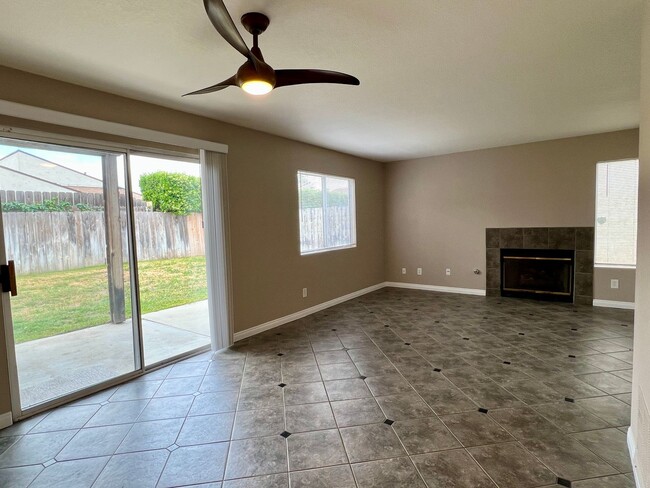 Building Photo - Two Story, 2 Bedroom 2.5 Bath House w/Cent...