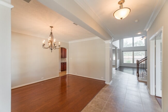 Building Photo - 9402 Empress Crossing Dr